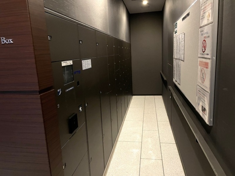 【宅配ボックス】宅配ボックスもあり、不在時でも配達時間を気にすることなく、対面もせず24時間いつでも荷物が受け取れます。