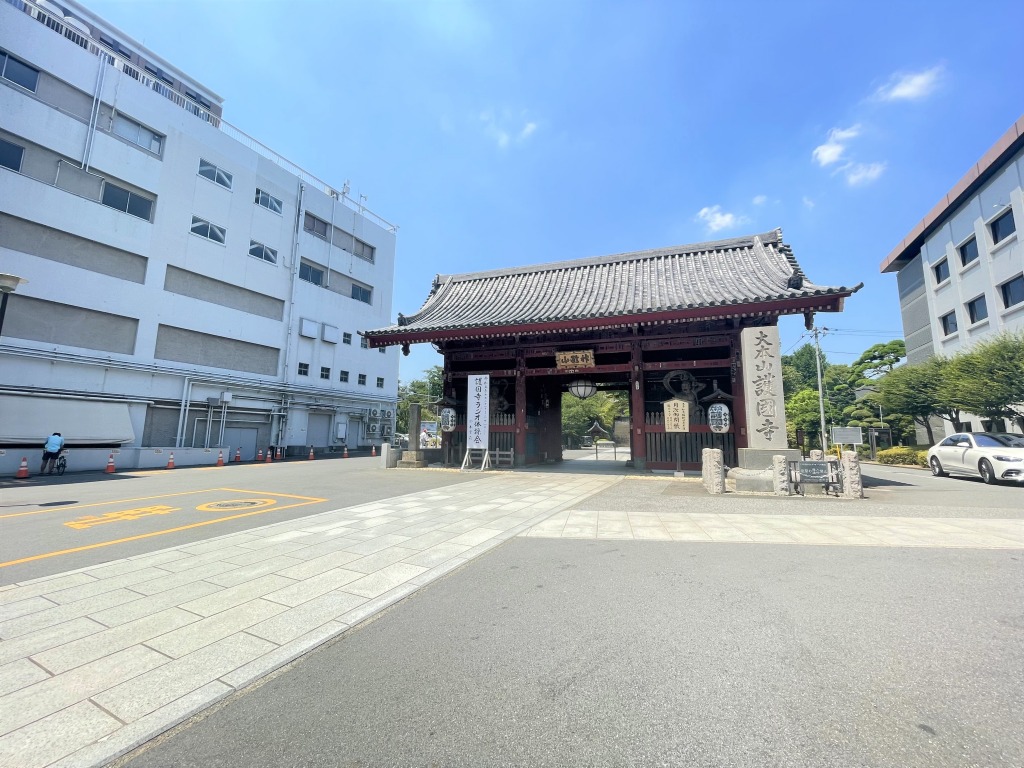 【護国寺:徒歩12分】駅名にもなっている「護国寺」は、観音堂、如意輪観世音菩薩、仁王門、月光殿、大師堂、多宝塔などの建造物が並び、国宝や重要文化財も保管されています。