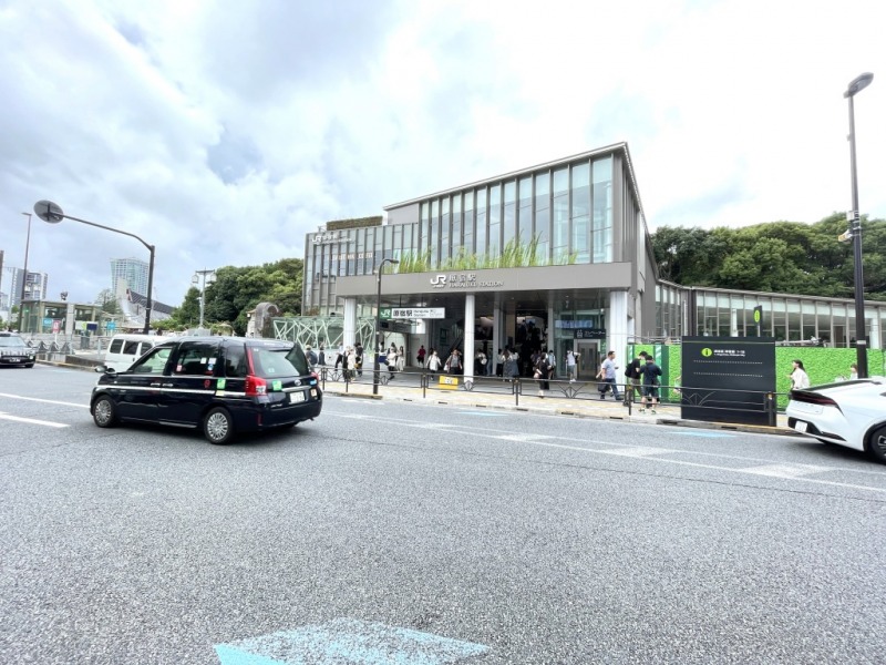 【原宿駅:徒歩3分】「原宿」駅を利用すると、ターミナル駅「渋谷」駅へは2分、「新宿」駅へは5分、「池袋」駅へは12分で移動でき、利便性抜群の立地です。「原宿」駅周辺は、トレンドグルメやおしゃれなお店が多く、若者向けのショップからハイブランドのアパレル店まで豊富にあり、多くの若者で賑わいのある街です。駅前や竹下通りには、コンビニやドラッグストアが点在してるので、日常使いができます。そんな都会の賑わいの半面、駅西口には緑溢れる「明治神宮」や「代々木公園」と、ウォーキングやランニングが愉しめる落ち着いた広大な杜がある二面性をもった駅です。