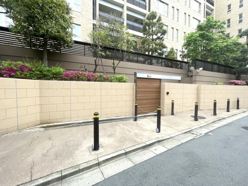 【エントランス】パブリックとプライベートな空間の境をゆるやかに導いてくれます。周囲の植栽も手入れされていて管理が行き届いています。エントランスにはオートロックを備え、セキュリティー面に配慮されており、不審者や不要なセールスを防ぎます。