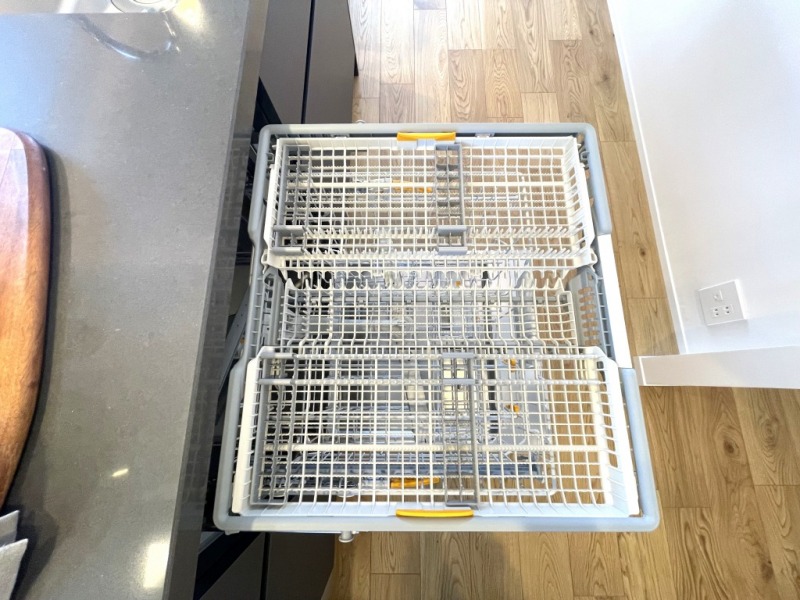 【キッチン：食洗機】ドイツの家電プレミアムブランド、ミーレのビルトイン食洗機が設置されています。デザイン性は去ることながら、フロントオープンタイプでたっぷりの容量もあり、汚れを自動的に判断して温度などを調整するプログラムがあるため洗浄力も優れていて、静穏性も抜群です。ビルトインの食器洗浄乾燥機なので、調理スペースも広く取れて節水効果もあり、家事の負担軽減も期待できます。