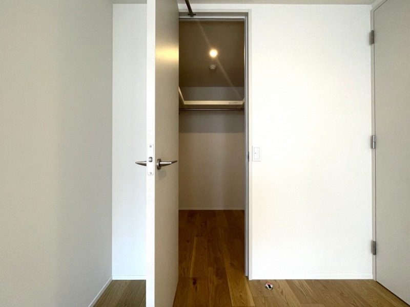 【洋室：12.0帖】お部屋の出入口近くに、ウォークインクローゼットを備えています。