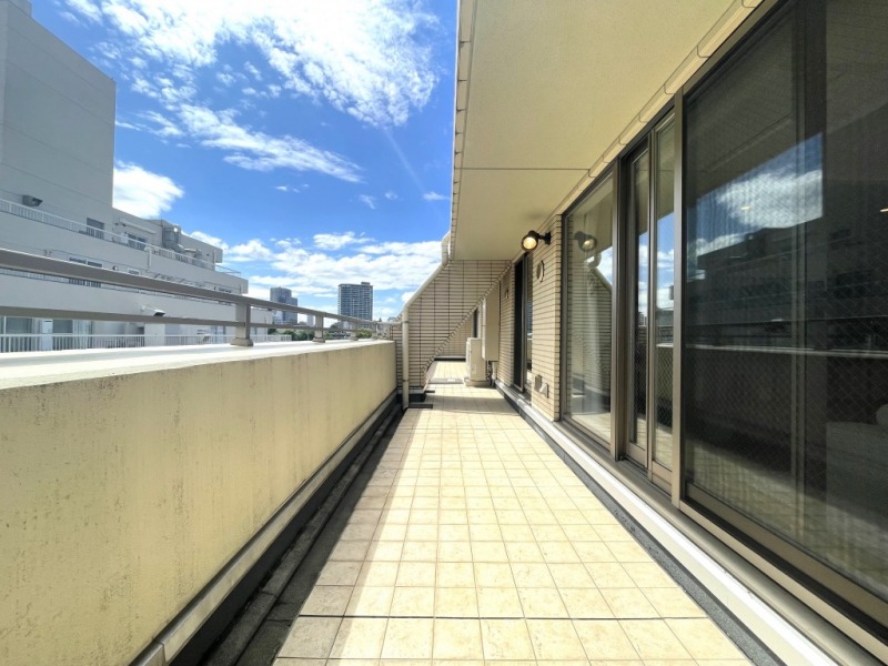 【ルーフバルコニー】南西向きで多くの採光を居室に取り込みます。洗濯物の乾きも早そうです。タイル敷で、テラス感もあるルーフバルコニーです。