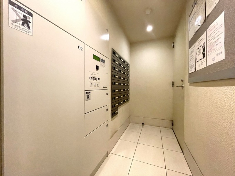 【宅配ボックス】宅配ボックスもあり、不在時でも配達時間を気にすることなく、対面もせず24時間いつでも荷物が受け取れます。