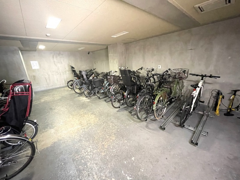 【駐輪場】敷地内にあるラック式の屋内駐輪場は、天候による汚れや日焼けによる劣化などから自転車を守ります。