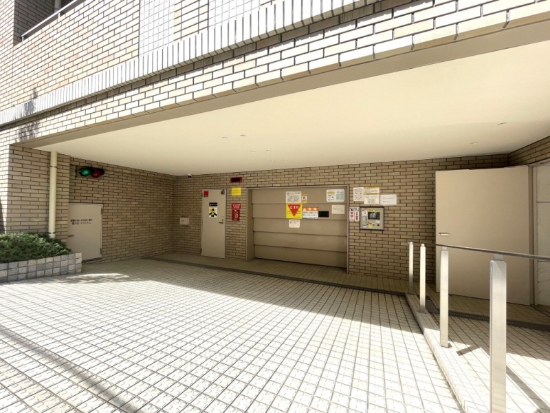 【駐車場】敷地内にあるゲート付きの防犯性が高い機械式駐車場です。天候による汚れや日焼けなどから大切なお車を守ります。