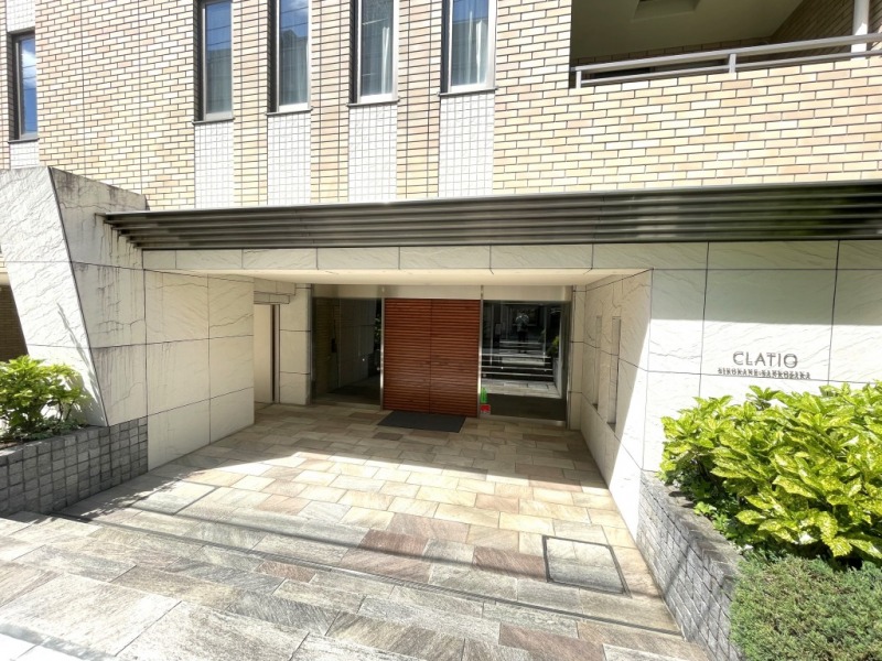 【エントランス】通りより少し奥まった位置に重厚で高級感のあるエントランスがあります。エントランスにはオートロックを備え、セキュリティー面に配慮されており、不審者や不要なセールスを防ぎます。
