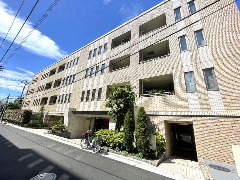 【外観】白金4丁目の閑静な住宅街に佇む、ベージュを基調とし、ホワイトのラインが入ったタイル張りの瀟洒な気品ある外観です。2005年5月築、三井住友建設施工、地上5階建、総戸数31戸のハイグレードレジデンスです。