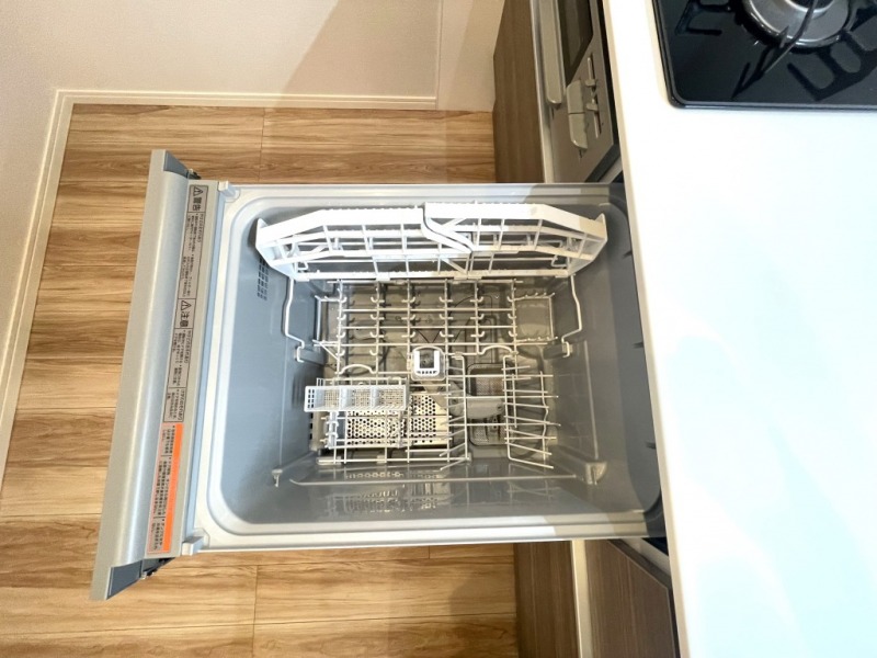 【キッチン:食洗機】ビルトイン食器洗浄乾燥機が付いているので、調理スペースも広く取れて節水効果もあり、家事の負担軽減も期待できます。