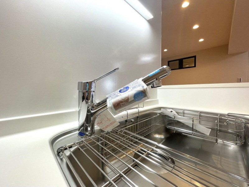 【キッチン:水栓】人気の蛇口一体型浄水器水栓です。プッシュボタンを押すだけで、整水、シャワー、浄水の3通りの水の切り替えが簡単にできます。デザインだけでなく洗い物もしやすく、ハンドシャワー機能もあり、蛇口部分がホースのように伸ばせるのでシンクも洗いやすい構造です。