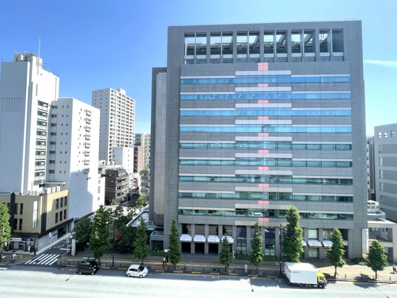 【LDK側バルコニーからの眺望】眼下は新目白通りで、前面のビルまで距離があり、圧迫感はありません。広い空も仰げます。