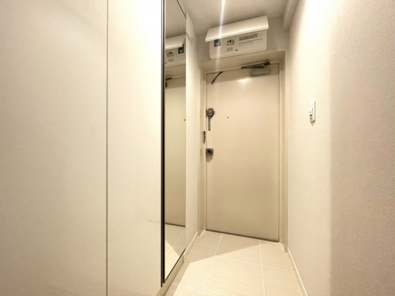 【玄関】玄関はホワイトで纏められ、明るく落ち着きのある雰囲気の内装です。高さのあるシューズクローゼットが設置されており、たっぷりのシューズが収納できます。姿見も付いていて、お出掛け前の身だしなみチェックもでき、玄関を一回り広く感じさせます。