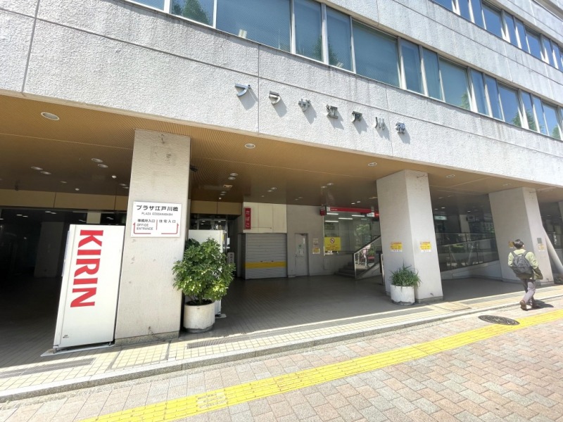 【エントランス】通り沿いより、少し奥まったところにエントランスがあります。テナントも多く入る建物ですが、事務所入り口と住宅入口は分かれています。郵便局も1階に入っており、便利です。マンション前には、バス停もあり、「根津」駅、「高田馬場」駅、「春日」駅、「本郷三丁目」駅、「新宿」駅、「目白」駅、「練馬」駅、「飯田橋」駅などに行きやすくなっています。