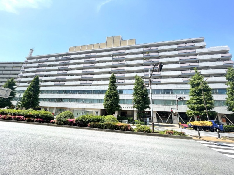 【外観】ホワイト系のタイル張りですっきりとした外観です。低層階にはテナントが入っています。1980年3月築、竹中工務店施工、地下2階・地上9階建、総戸数132戸の駅近ヴィンテージマンションです。