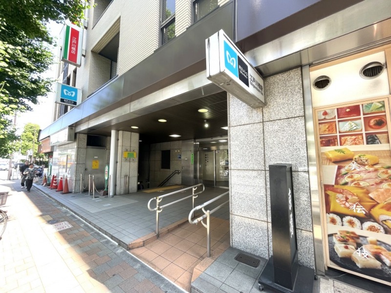 【江戸川橋駅:徒歩1分】ターミナル駅「池袋」駅へは乗り換えなしで約6分、乗り換え1回で「新宿」駅へは約15分で、また隣駅の「飯田橋」駅は、JR中央・総武線、東京メトロ東西線、有楽町線、南北線、都営地下鉄大江戸線の5路線が利用でき、駅前からは、「新宿」や「上野」行きのバスも出ていて、都心へのアクセスが優秀です。「江戸川橋」駅周辺には、約80店舗が軒を連ねている「江戸川橋地蔵通り商店街」があり、イベントも盛んで、賑わいのある商店街です。青果店、精肉店などもあるので、新鮮な食材のお買い物ができます。スーパーも「コモディイイダ」や、遅い時間まで営業している「マルエツ」などがあり、帰りが遅くなっても日常のお買い物には困りません。駅前をすぎると閑静な住宅街が広がり、治安も良い街です。