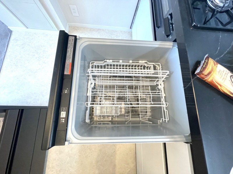 【キッチン:食洗機】パナソニック製ビルトイン食器洗い乾燥機が採用しています。AIエコナビが搭載されていて、節水と省エネを自動最適化します。食器の汚れの量をセンサーで検知し、室温に合わせ乾燥時間やすすぎの回数、加熱量を抑えて運転し、人の体温とほぼ同じ約35℃の低温排気を実現しています。またドライキープ機能も付いていて、庫内の乾燥を促進し、食器・庫内の霜付やにおい残り、水滴残りを緩和します。