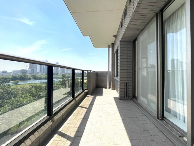 【LDK側バルコニー】南西向きのバルコニーは、ガラスパネルの手摺で、多くの採光を居室に取り込みます。洗濯物の乾きも早そうです。タイル敷きでテラス感もあります。