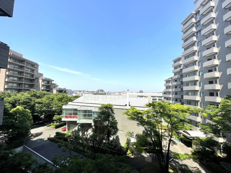【洋室側バルコニーからの眺望】眼前は、低層のスポーツジムで、圧迫感も無く奥まで抜けた空も仰げる眺望です。