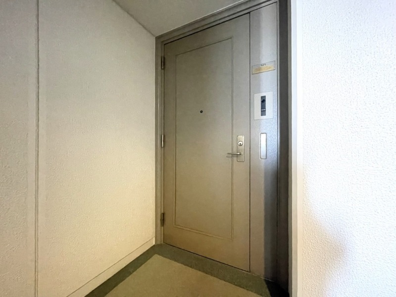 【共用部玄関】玄関前にはアルコーブがあり、玄関ドアまでのワンクッションを置くことで、外部からの視線を遮ることができ、防犯性を高めプライバシーを守ります。