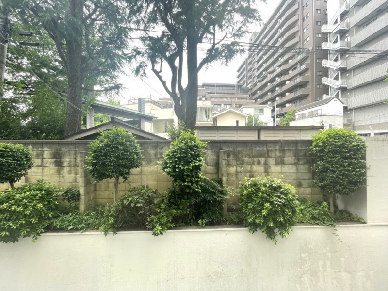 【住戸からの眺望】近接する物はなく、圧迫感はありません。緑豊かな落ち着く眺望です。