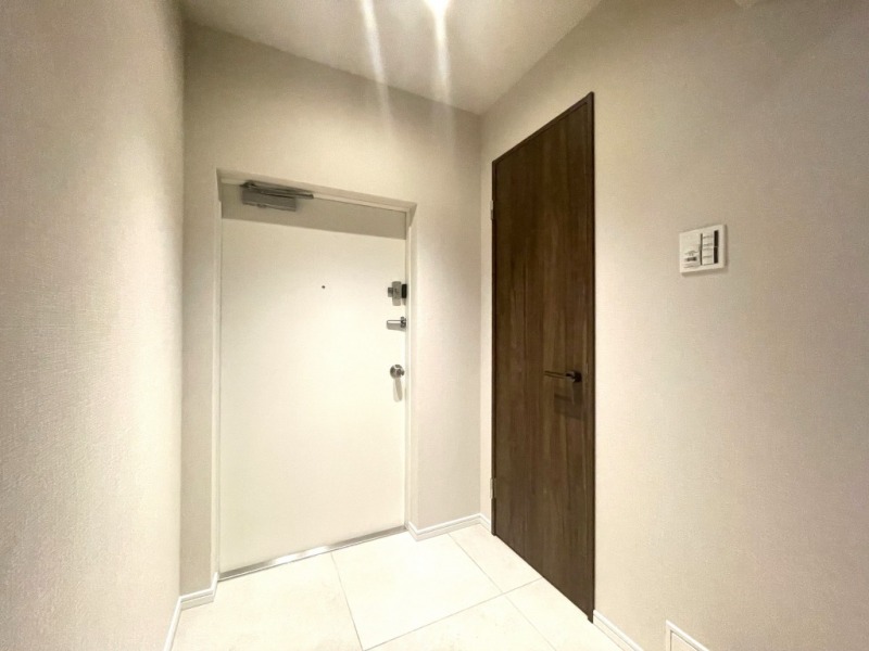【玄関】住戸の顔となる玄関は広くとられており、ホワイトを基調とした、明るく落ち着きのある雰囲気の内装です。