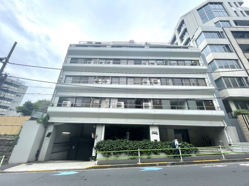 【外観】八芳園向かいに位置する、ホワイトを基調とした手摺が柔らかなフォルムをした外観です。1975年6月築、北野建設施工の地下1階地上7階建、総戸数12戸のヴィンテージマンションです。区立白金小学校が至近に位置します。