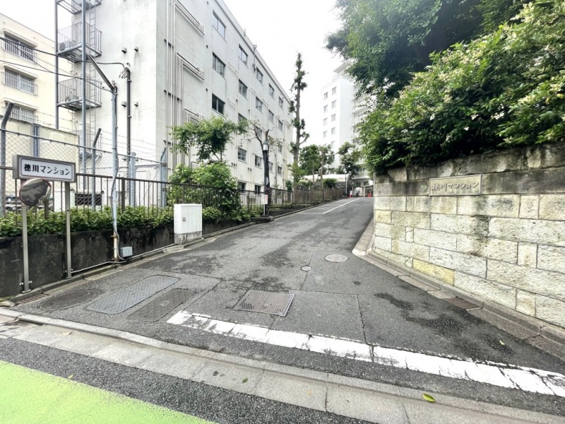 【エントランス】通り沿いより、緑地を横にしたアプローチを入って行くとエントランスがあります。