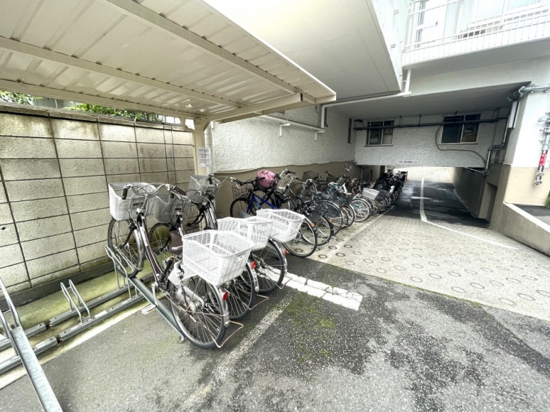 【駐輪場】敷地内にあるラック式の屋根付き駐輪場は、天候による汚れや日焼けによる劣化などから自転車を守ります。