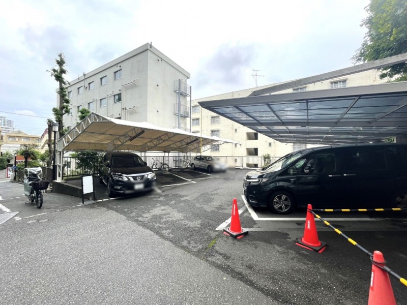 【駐車場】平置き駐車場で入出庫しやすく、屋根付きで雨天時も濡れずに乗り降りでき、天候による汚れや日焼けなどからも大切なお車を守ります。