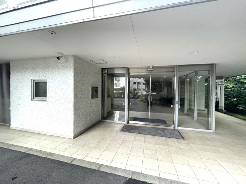 【エントランス】ヴィンテージながら、清掃も行き届き、綺麗に保たれたガラスばりのエントランスです。