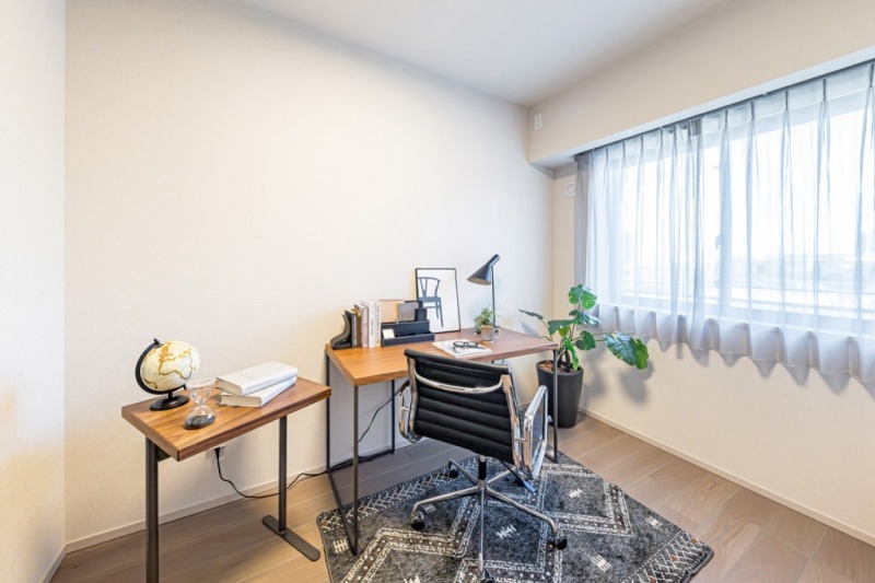 【洋室3:約5.0帖】リビングに隣接し、同じく南向きの洋室です。キッチンの横のお部屋で、目が届きやすく、お子様のお部屋としてもおすすめです。収納を備えています。