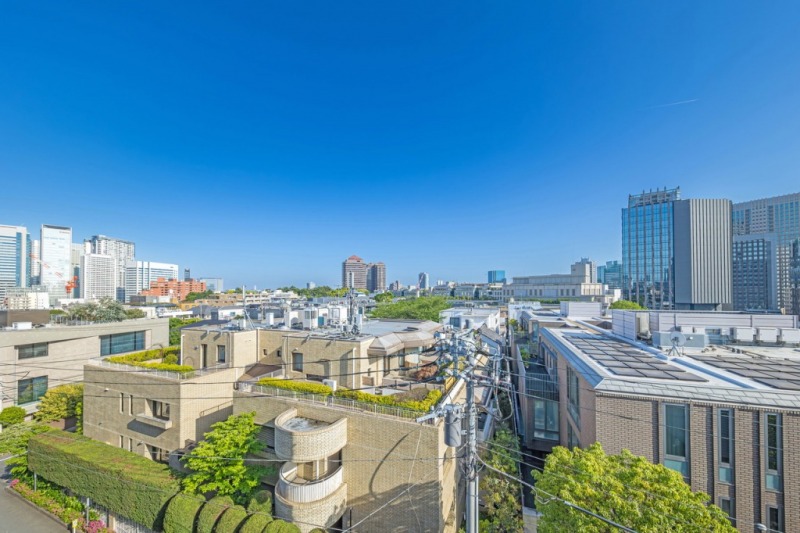 【バルコニーからの眺望】眼前は低い建物が多く開けていて、奥の都心のビル群も望めます。グリーンも豊かで開放感もあり、清々しい眺望です。