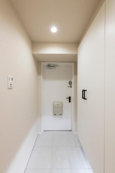 【玄関】玄関はホワイトで纏められ、明るく落ち着きのある雰囲気の内装です。高さのあるシューズクローゼットが設置されており、たっぷりのシューズが収納できます。フロートタイプなので、お掃除もしやすくフットライトで玄関フロアも広く見せる効果があります。人感センサー付きの照明なので、帰ってきて暗い中スイッチを探す必要もありません。
