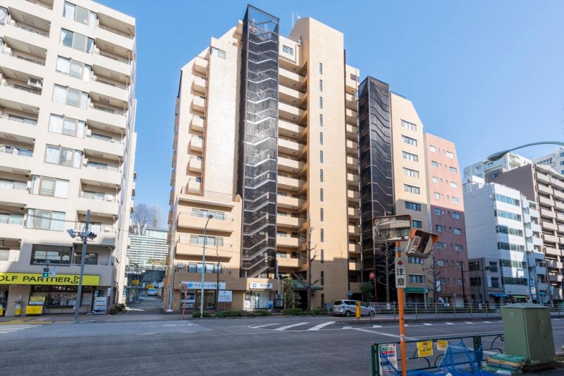 【外観】ブラウンとブラックの風格のある外観です。定期メンテンナスが行われ、築年数を感じさせないコンディションを保っております。1982年9月築、地上14階建、総戸数65戸のヴィンテージマンションです。