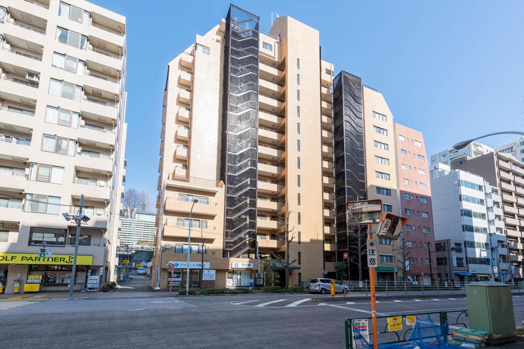 【外観】ブラウンとブラックの風格のある外観です。定期メンテンナスが行われ、築年数を感じさせないコンディションを保っております。1982年9月築、地上14階建、総戸数65戸のヴィンテージマンションです。