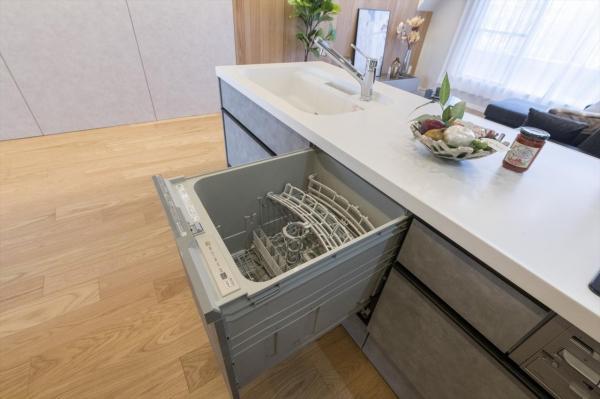 【キッチン:食洗機】ビルトイン食器洗浄乾燥機が付いているので、調理スペースも広く取れて節水効果もあり、家事の負担軽減も期待できます。