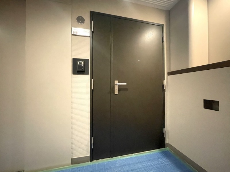 【共用部玄関】角住戸なので、玄関前を住人が行き交うこともなく、プライバシーも確保されやすくなっています。TVモニター付きインターホンで、来訪者の確認ができます。