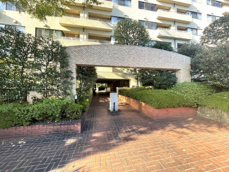 【エントランス】手入れの行き届いた植栽を両脇に、レンガ調のタイル敷きのアプローチで、重厚感のあるエントランスです。