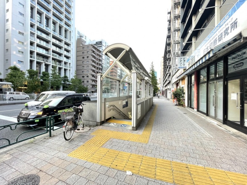 【麻布十番駅:徒歩9分】「麻布十番」駅は、「目黒」駅まで約8分、「品川」駅、「銀座」駅まで約10分、「東京」駅、「新宿」駅まで約15分で移動でき、都心へのアクセスが優秀です。「麻布十番」駅周辺は、200以上の大使館があり常時監視、警備されている為、治安の良い街です。また外国人も多いので、多国籍な飲食店や輸入品を扱うお店も豊富にありつつ、江戸時代から続く老舗などもあり、昔ながらの情緒も感じられます。「六本木ヒルズ」も徒歩圏で、駅周辺にはスーパー、ドラッグストアはもちろん、国際色豊かな食材が揃う「日進ワールドデリカテッセン」、などもあり、日常のお買い物には困りません。周辺には、季節折々の自然を愉しめる「有栖川宮記念公園」など、都会のオアシス的スポットも存在します。