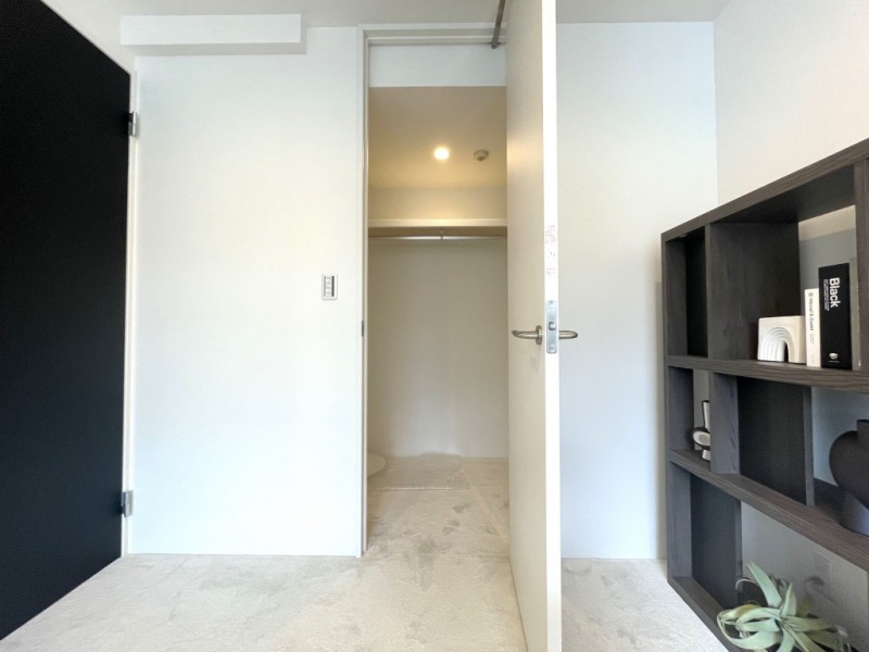 【洋室:7.3帖】お部屋の出入口近くに、ウォークインクローゼットを備えています。