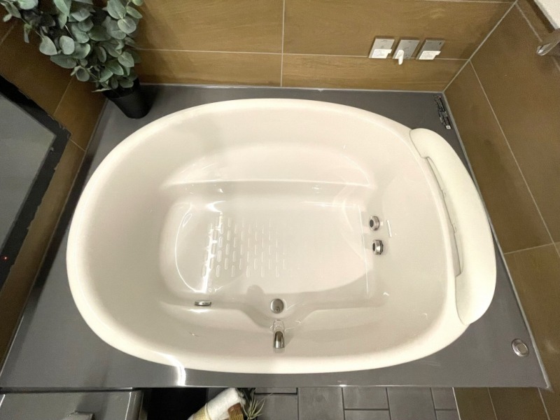 【浴室】LIXIL製スパージュのユニットバスは、身体にフィットするグランフィット浴槽で、肩・腰ほぐし湯の吐水技術が施され、ゆらぎ・寛ぎの空間を満喫できます。お掃除もしやすい仕様となっています。