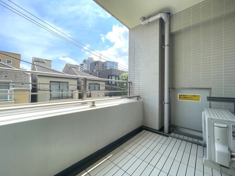 【LDK側バルコニー】南向きのバルコニーは、多くの採光をリビングに取り込みます。タイル敷でテラス感もあります。