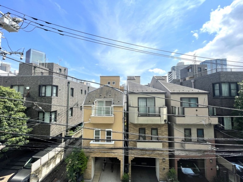 【LDK側バルコニーからの眺望】眼下は生活道路で前面の建物までもある程度の距離も保たれて、圧迫感もありません。低層の建物が多いので、広い空も仰げます。