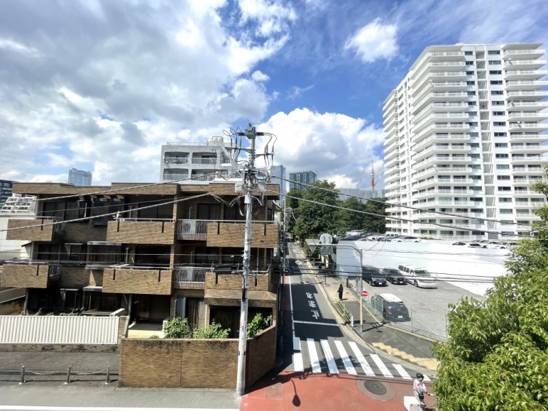 【洋室側バルコニーからの眺望】眼下はこちらも道路で、前面のマンションは低層で高さも無く、距離も保たれ、広い空も広がります。神明坂の先には網町三井倶楽部庭園のグリーンやその先の麻布方面、話題の麻布台ヒルズなども望めます。