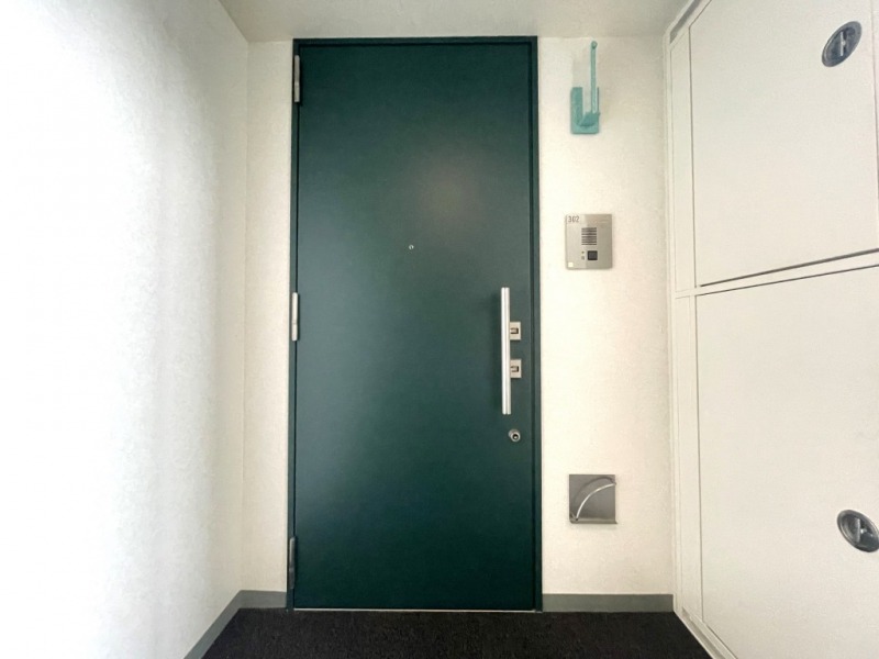 【共用部玄関】玄関前にはアルコーブがあり、玄関ドアまでのワンクッションを置くことで、外部からの視線を遮ることができ、防犯性を高めプライバシーを守ります。