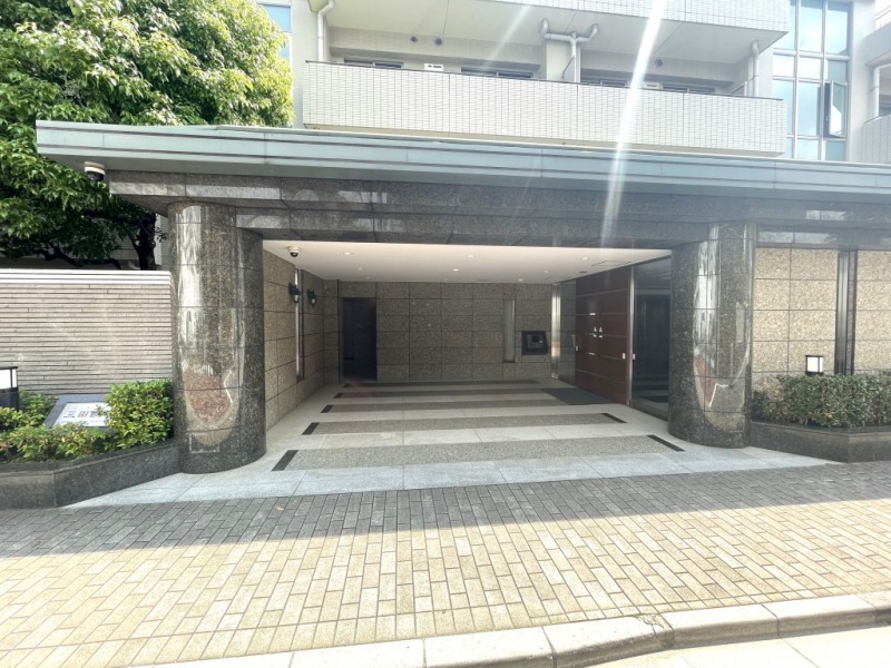 【エントランス】通り沿いに位置する御影石がどっしり構えた、重厚で高級感のあるエントランスファザードです。