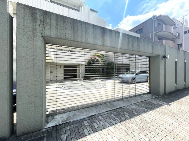 【駐車場】通り沿いにはゲートを構え、敷地内のターンテーブルで向きを変え、入出庫するセキュリティー面にも配慮された機械式駐車場です。平置きもあります。