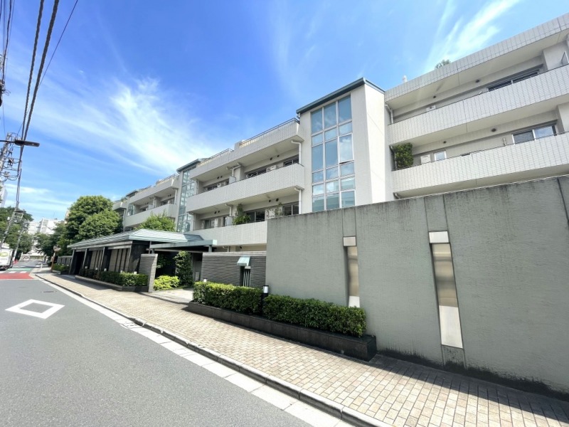 【外観】ホワイトのタイル張りで縦に並んだガラスパネルが輝く爽やかな外観です。三井不動産の高級マンション「パーク・コート」シリーズで、2002年6月築、地下1階付地上5階建、総戸数33戸の低層レジデンスです。周辺には、慶應義塾のキャンパスが所在し、三田2丁目は特に高貴な雰囲気に包まれ「三井倶楽部」にはじまり、在日大使館や江戸・明治の史跡といった厳かな側面もあります。三田2丁目は麻布十番・白金・田町エリアへ縦横無尽に行きする事ができ、その日の気分で使い分けることができる、ユーティリティーも備えております。
