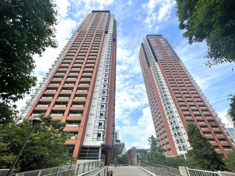 【外観】六本木の中心地にホワイト×テラコッタタイルの配色のひと際存在感のある外観です。2003年4月築、地下2階付き地上43階建、総戸数793戸、戸田建設・フジタ共同事業体施工、森ビル旧分譲の「ヒルズ」シリーズ、六本木ヒルズブランドマンションとして人気を誇るハイクラスレジデンスです。