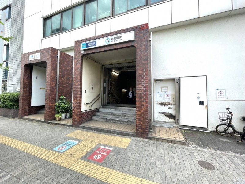【東陽町駅：徒歩5分】乗り換えなしで「大手町」駅へは約9分で移動でき、そこから東京メトロ千代田線や東西線、半蔵門線、丸ノ内線、都営三田線が利用可能で、多方面へのアクセスが便利です。「東陽町」駅周辺はオフィス街ですが、スーパーの「オーケー」や「まいばすけっと」、24時間営業の「西友」があるので、帰りが遅くなっても食料品などのお買い物ができます。また川沿いの緑道や公園が多く、季節を感じながらのウオーキングやジョギングなどが愉しめます。大型公園の「木場公園」は、植物園や美術館、バーベキュー場があり、休日のおでかけスポットとして活用できます。